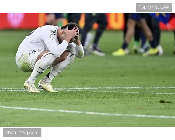 诺坎普镜头捕捉：莱万多夫斯基禁区外尝试“贴地斩”，皮球擦柱而出